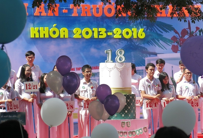 Lễ tri ân và trưởng thành của những cô cậu học sinh 18 tuổi