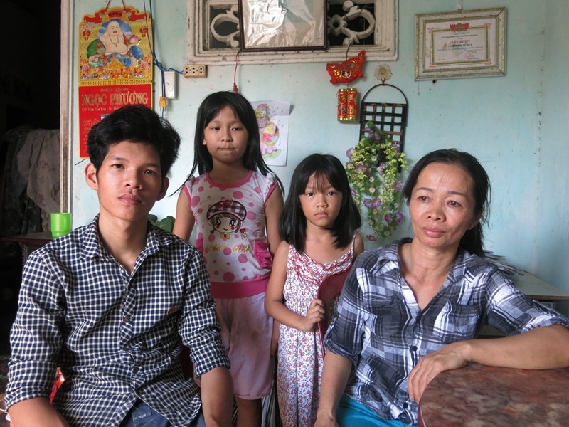 Chồng chết vì tai nạn giao thông, để lại chị Huệ một mình nuôi bốn con trong cảnh ngặt nghèo; trong đó có một cháu đang học lớp 11 bệnh tim bẩm sinh