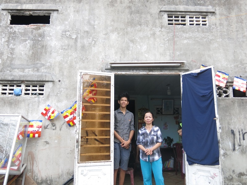 Bệnh tim bẩm sinh, thường xuyên ra vào viện, nhưng cháu Tâm con trai chị Huệ vẫn gắng tranh thủ những ngày hè đi làm thợ thuê phụ mẹ