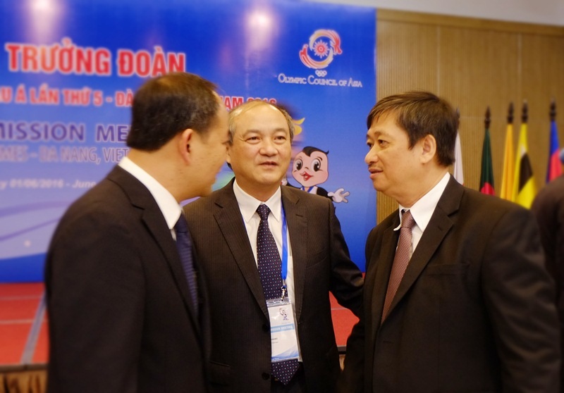 Các đại biểu trao đổi bên lề hội nghị về công tác chuẩn bị cho ABG5 diễn ra tại Đà Nẵng từ 24/9-3/10 tới