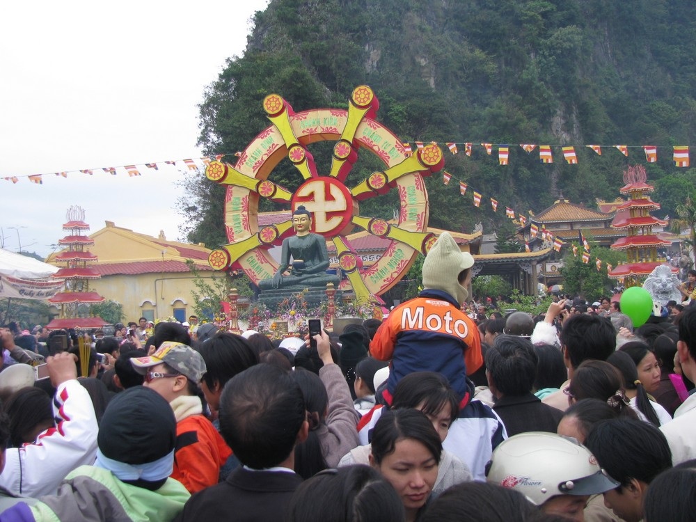 Từ lần đầu tiên đến Đà Nẵng vào năm 2009, tượng Phật ngọc hòa bình thế giới đã thu hút hàng vạn Phật tử cùng người dân đến chiêm bái