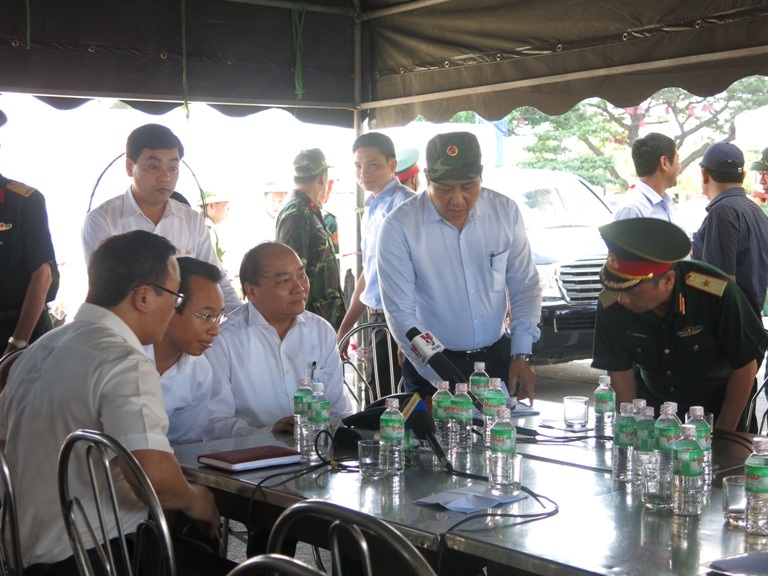 Thủ tướng Nguyễn Xuân Phúc trực tiếp đến chỉ đạo công tác tìm kiếm cứu nạn tại hiện trường