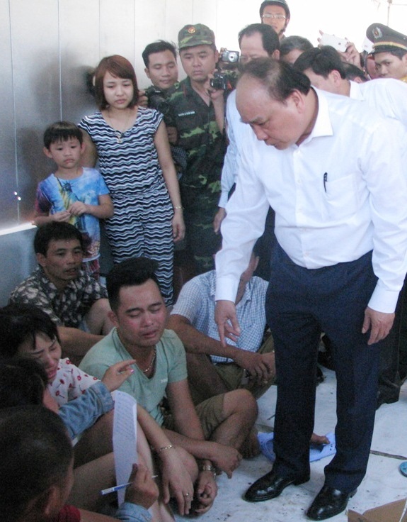 
Thủ tướng Nguyễn Xuân Phúc thăm hỏi, động viên gia đình các nạn nhân.
