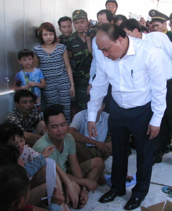 
Thủ tướng Nguyễn Xuân Phúc thăm hỏi, động viên người nhà những nạn nhân đang còn mất tích.
