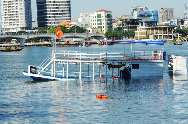 Có tới 56 người trên con tàu bị lật giữa sông Hàn - 1 Tàu gặp nạn là tàu không được phép vận tải hành khách