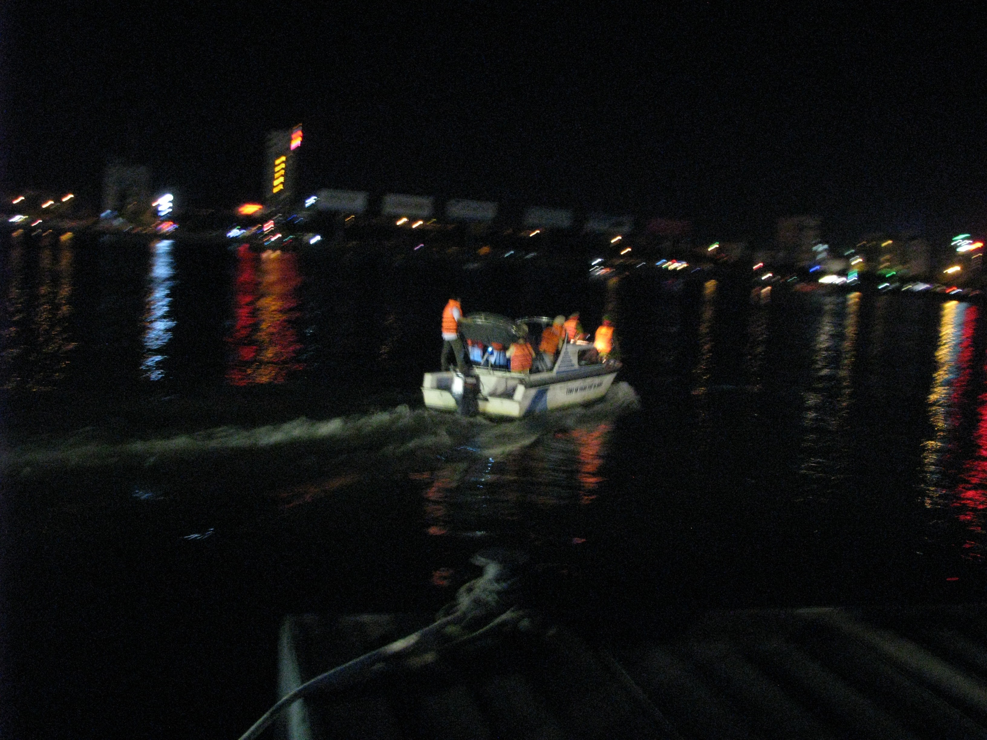 Toàn cảnh vụ lật tàu chở 56 người trên sông Hàn - 9