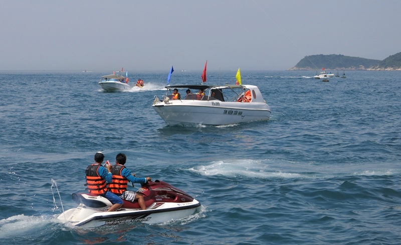 
Đi lại trên sông (biển), mặc áo phao là việc không bao giờ thừa.
