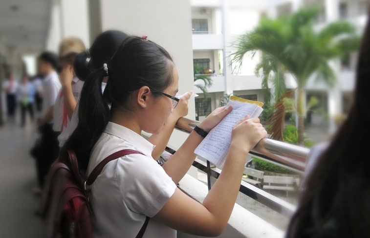 Tranh thủ đến trường thi sớm coi lại bài vở trước khi thi