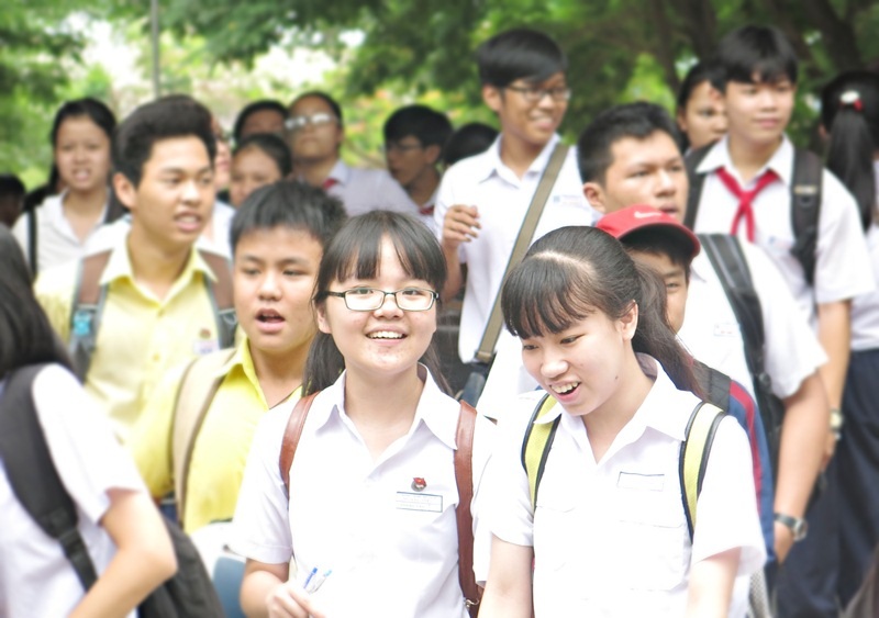 Các thí sinh thi vào lớp 10 tại Đà Nẵng vừa thi xong môn Văn sáng nay 8/6