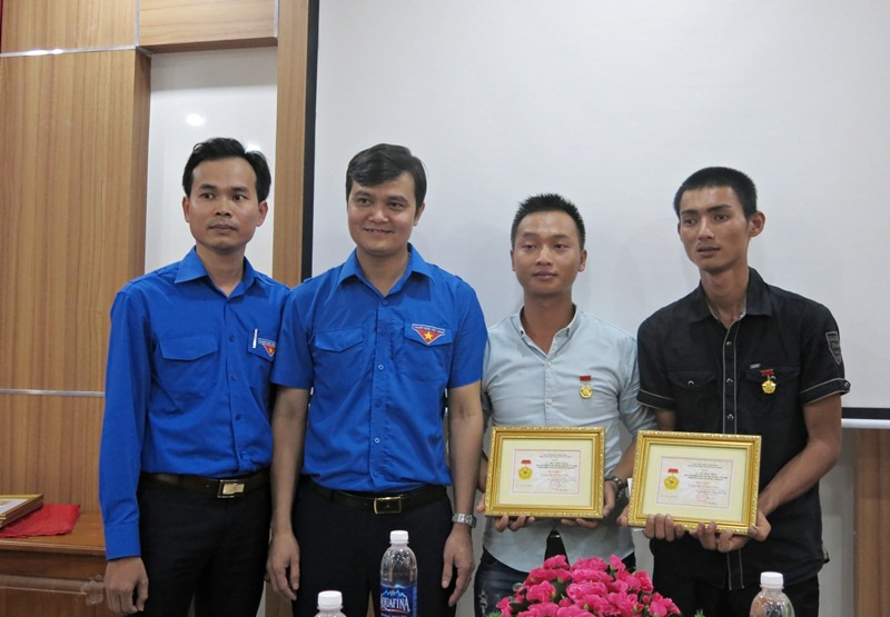 Ban Chấp hành Trung ương Đoàn trao huy hiệu Tuổi trẻ dũng cảm đến hai Đoàn viên Lê Văn Hoa và Mai Viết Dụng