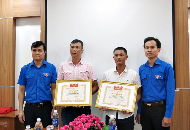 
BCH Trung ương Đoàn trao Bằng khen đến Nguyễn Khánh Trường và Nguyễn Văn Dậu
