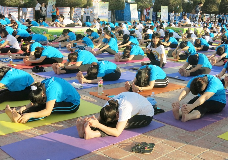 Xem đồng diễn Yoga ở bãi biển Đà Nẵng - 13