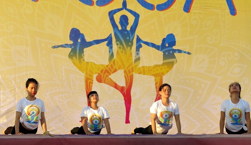 Xem đồng diễn Yoga ở bãi biển Đà Nẵng - 5