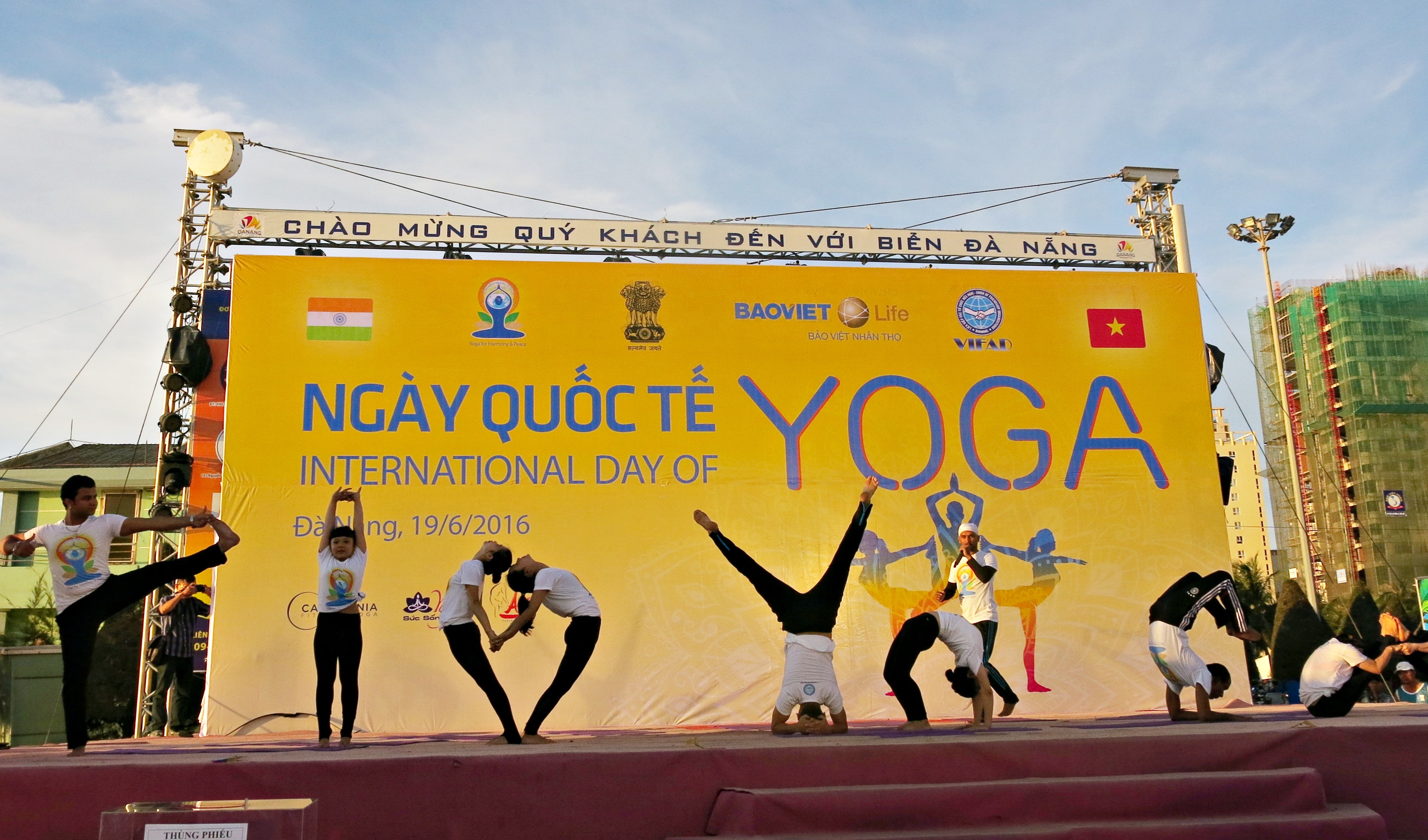 Màn trình diễn của các giáo viên đến từ các câu lạc bộ yoga ở Đà Nẵng