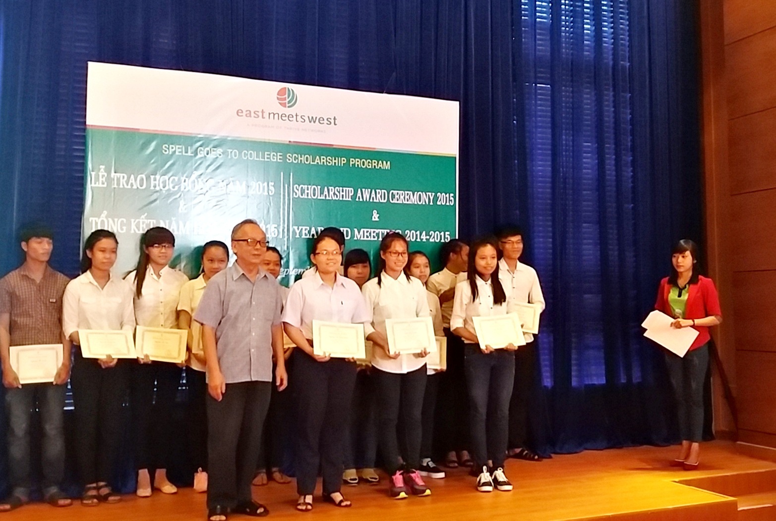 13,8 tỷ đồng hỗ trợ học sinh, sinh viên miền Trung vượt khó - 1 Hàng ngàn học sinh, sinh viên có hoàn cảnh khó khăn đã được hỗ trợ học bổng SPELL