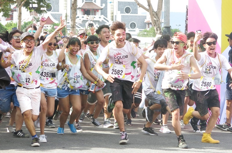 Hơn 5000 người dân và du khách cùng các vận động viên tham gia Đường chạy sắc màu 2016 ở Đà Nẵng
