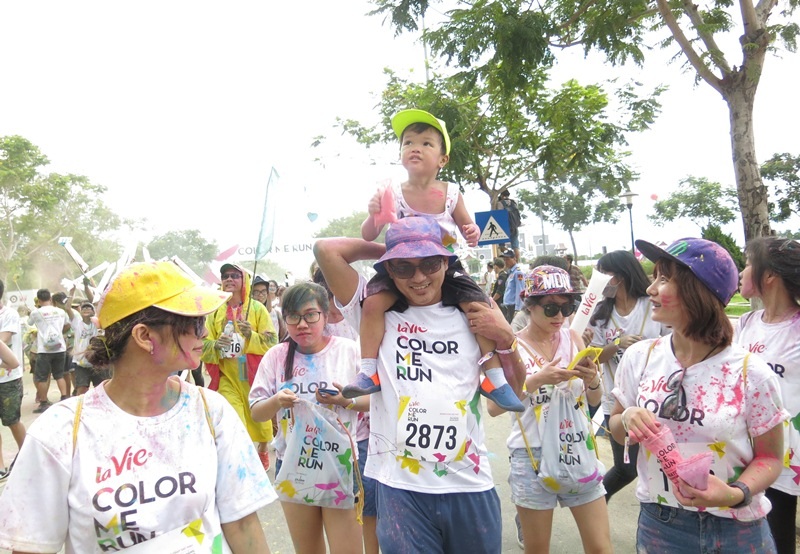 Các nhóm bạn, gia đình rủ nhau cùng chạy