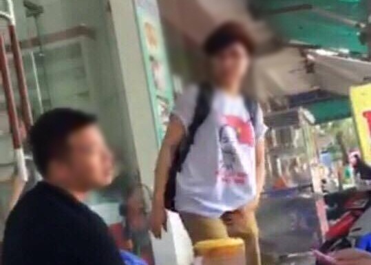 Đà Nẵng: Trình lãnh đạo quyết định trục xuất 4 người Trung Quốc - 1
Hình ảnh một HDV Trung Quốc (áo đen) được cho là đang hoạt động chui ở Đà Nẵng được các HDV ghi hình, cung cấp cho PV Dân trí