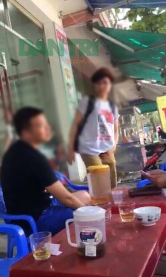 Không “tiếp tay” cho đối tác Trung Quốc hoạt động lữ hành, hướng dẫn trái phép - 1 Hình ảnh một HDV Trung Quốc (áo đen) được cho là đang hoạt động chui ở Đà Nẵng ngay trong sáng 29/6 vừa được các HDV ghi hình, cung cấp cho PV Dân trí