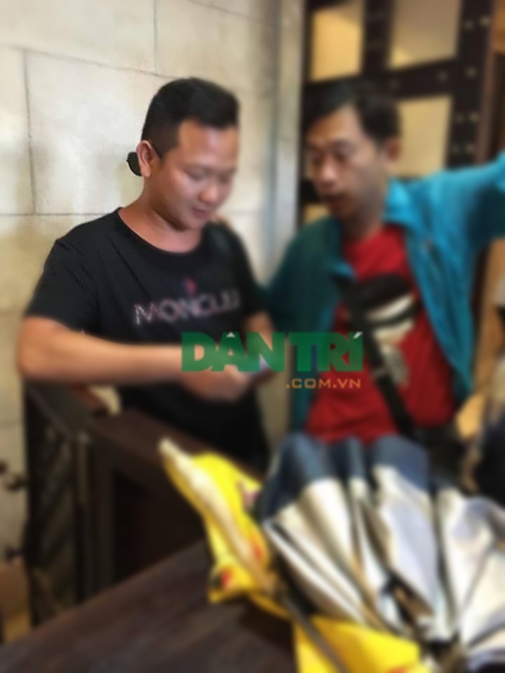 "Đừng tiếp tay cho hướng dẫn viên Trung Quốc “chui” nữa!" - 1 Sitting guide (áo xanh) tiếp tay cho HDV TRung Quốc hoạt động chui dẫn đoàn tham quan điểm đến tại Đà Nẵng (ảnh do HDV địa phương ghi hình ngay trong trưa 1/7 cung cấp cho PV Dân trí)