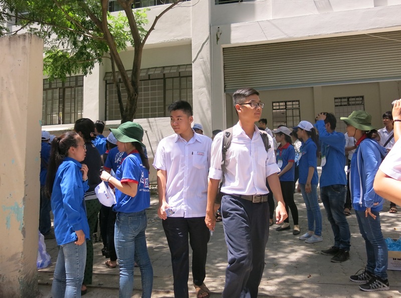 Các thí sinh vừa thi xong môn Toán sáng nay 1/7 tại Đà Nẵng