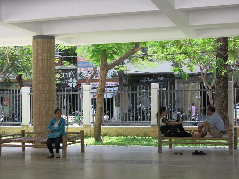 Bố trí điểm tập trung có chỗ ngồi thoải mái cho phụ huynh đợi thí sinh thi - 2