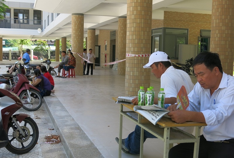 
Khuôn viên bố trí cho phụ huynh đợi thí sinh ở điểm trường THPT Phan Châu Trinh (Đà Nẵng) thoáng mát, rộng rãi
