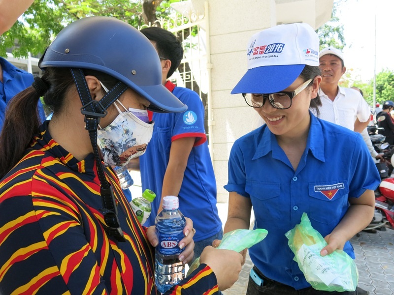 Các đội tình nguyện viên tiếp sức bánh mì trao tay phụ huynh