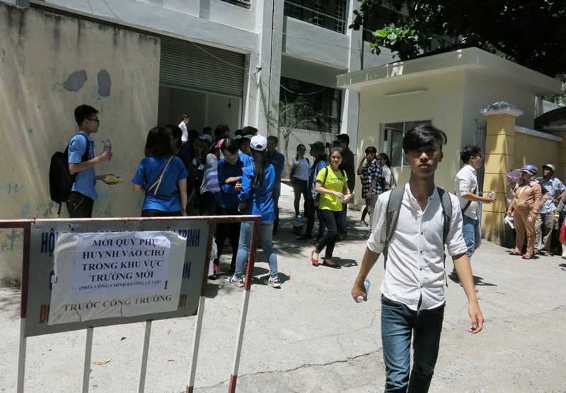 
Bảng hướng dẫn mời phụ huynh sang khuôn viên đối diện trường thi chờ thí sinh trong thời gian thí sinh làm bài thi.
