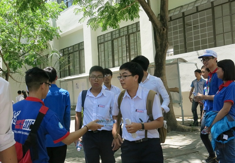 Nước uống miễn phí tiếp sức thí sinh ngay sau buổi thi