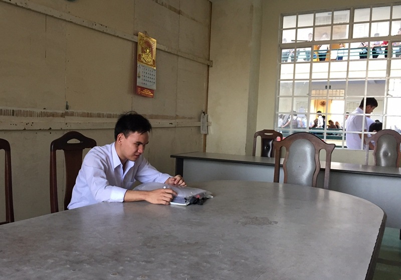 Thí sinh khiếm thị nuôi giấc mơ giảng đường đại học - 3 Thầy giáo từng dạy em Hiền nhạn xét em học rất giỏi. Song Hiền không tránh khỏi hồi hộp trước giờ G, chạm tay vào giấc mơ giảng đường đại học
