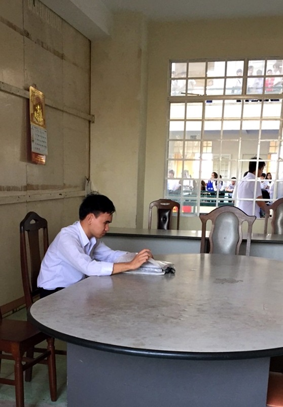 Thí sinh khiếm thị nuôi giấc mơ giảng đường đại học - 1 Thí sinh khiếm thị Mai Văn Hiền được bố trí phòng thi riêng tại điểm trường CĐ Phương Đông.