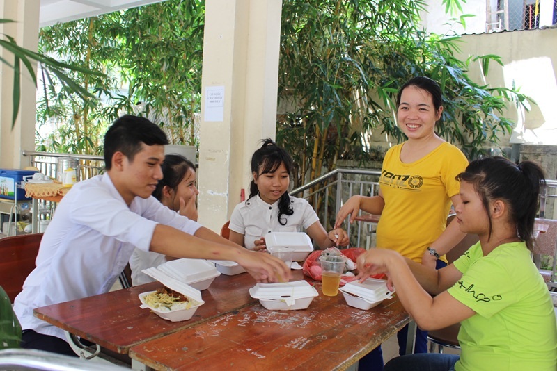 Cô quản sinh Diệu Linh (áo vàng) soạn sẵn bữa trưa cho các em học trò ở trường từ xã vùng sâu vào trung tâm TP Đà Nẵng dự thi THPT quốc gia