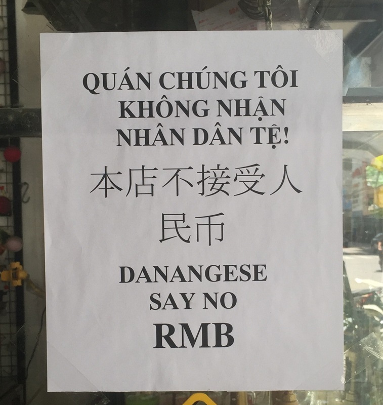 Tiểu thương Đà Nẵng từ chối du khách thanh toán bằng Nhân dân tệ - 3 Bảng thông báo nói không với Nhân dân tệ được in bằng cả tiếng Việt, tiếng Trung Quốc và tiếng Anh