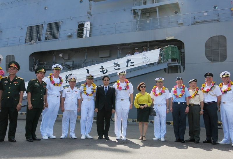 
Các tàu bệnh viện của Hoa Kỳ USNS Mercy, tàu của Hải quân Nhật Bản cùng tàu bệnh viện Khánh Hòa của Hải quân Nhân dân Việt Nam vừa đến Đà Nẵng, chính thức khởi động PP16
