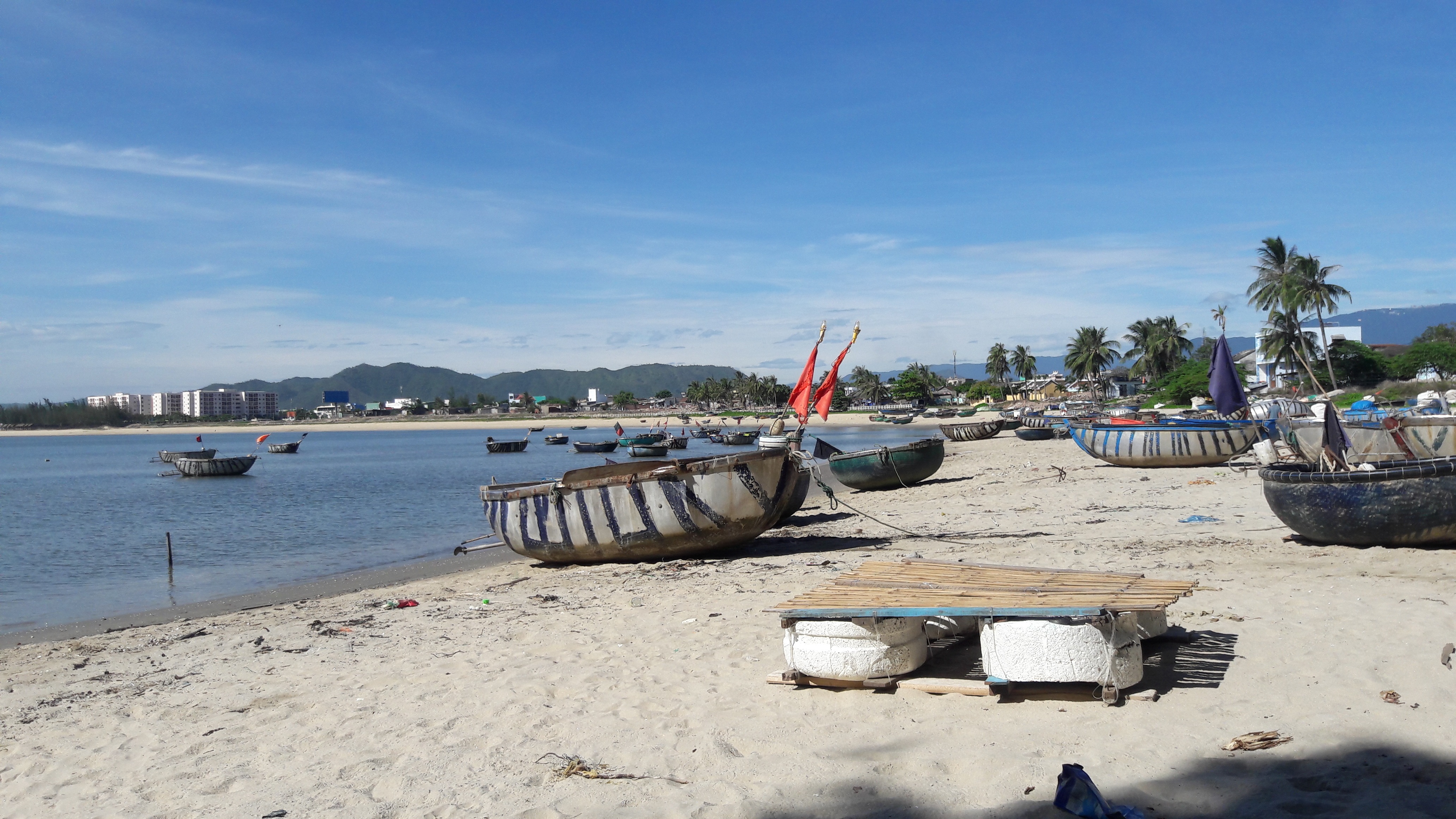Khám phá thiên nhiên hoang sơ ở rạn Nam Ô - 5 Ngoài những tầng đá sát bờ thì ở dưới nước cũng có rất nhiều đá ngầm.