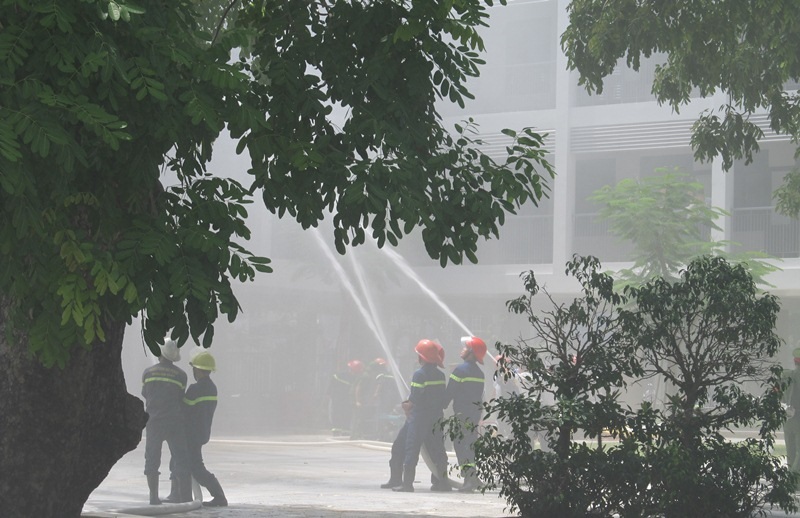 Lực lượng chữa cháy tại chỗ trong trường triển khai các phương án chữa cháy, cứu nạn ngay khi vừa điện báo lực lượng Cảnh sát PCCC ứng cứu