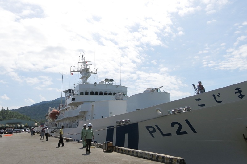Tàu huấn luyện Kojima của lực lượng Bảo vệ bờ biển Nhật Bản vừa cập cảng Tiên Sa sáng 25/7