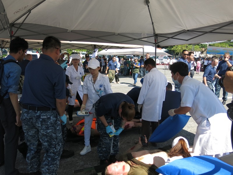 Lực lượng y tế của Hải quân Mỹ trên Tàu Bệnh viện Mercy phối hợp các y bác sỹ ở Đà Nẵng diễn tập cứu hộ cứu nạn trong thảm họa thiên tai ở Đà Nẵng ngày 26/7