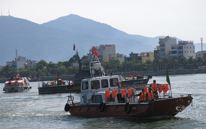 Tàu, xuồng của Bộ đội Biên phòng Đà Nẵng và Tàu Bệnh viên Mercy của Hải quân Mỹ được huy động cứu hộ, cứu nạn