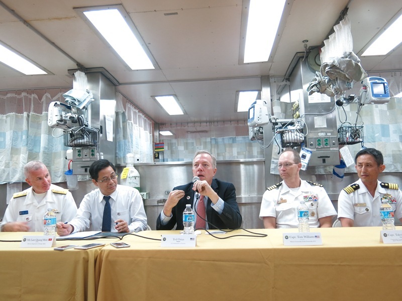 Đại sứ Mỹ Ted Osius (ở giữa) kể về niềm vui đáng nhớ khi nhìn thấy nụ cười hạnh phúc của bệnh nhi được các bác sỹ tham gia PP16 điều trị bỏng thành công