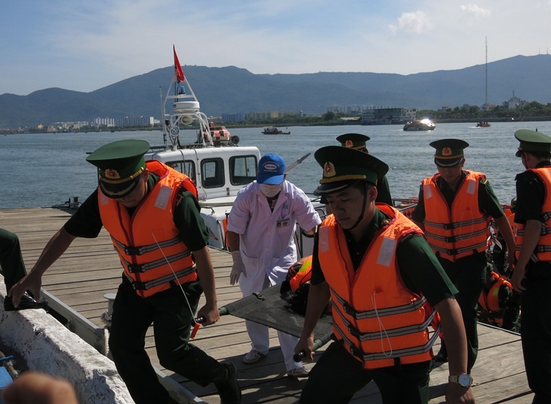 Lực lượng y tế phối hợp đưa nạn nhân vào bờ