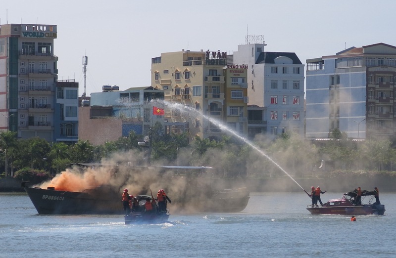 Tàu cháy lớn giữa sông