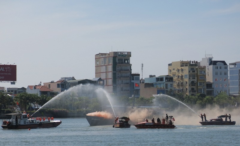 Tình huống diễn tập các tàu bị nạn do mưa bão như thật trên sông Hàn, Đà Nẵng