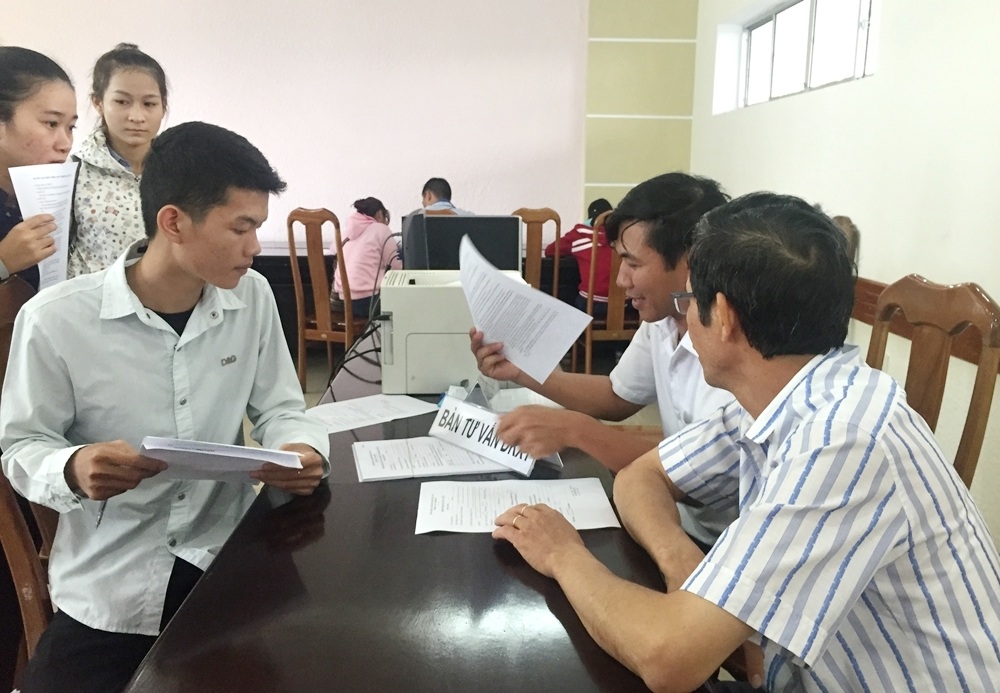 ĐH Đà Nẵng không thu lệ phí ngay khi thí sinh nộp đơn đăng ký xét tuyển - 1 Thí sinh đến tìm hiểu thông tin tư vấn trước khi nộp đơn ĐKXT tại ĐH Đà Nẵng