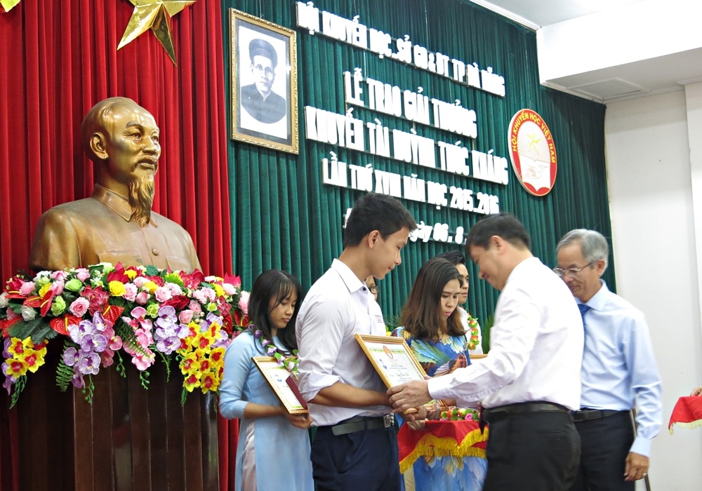 Các học sinh được xét trao giải thưởng Huỳnh Thúc Kháng đều là những học sinh xuất sắc ở cả học lực và hạnh kiểm