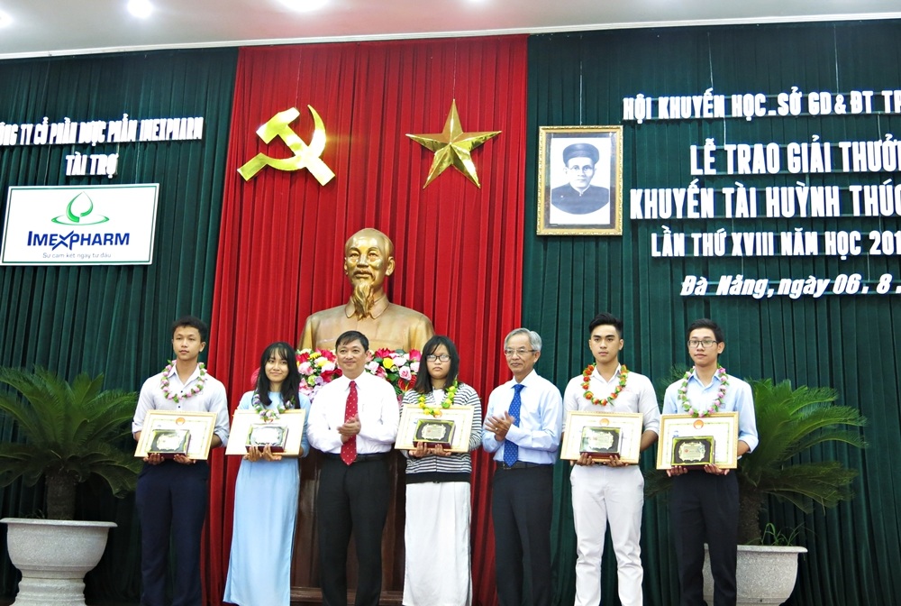 Lễ trao giải thưởng Huỳnh Thúc Kháng năm học 2015 - 2016