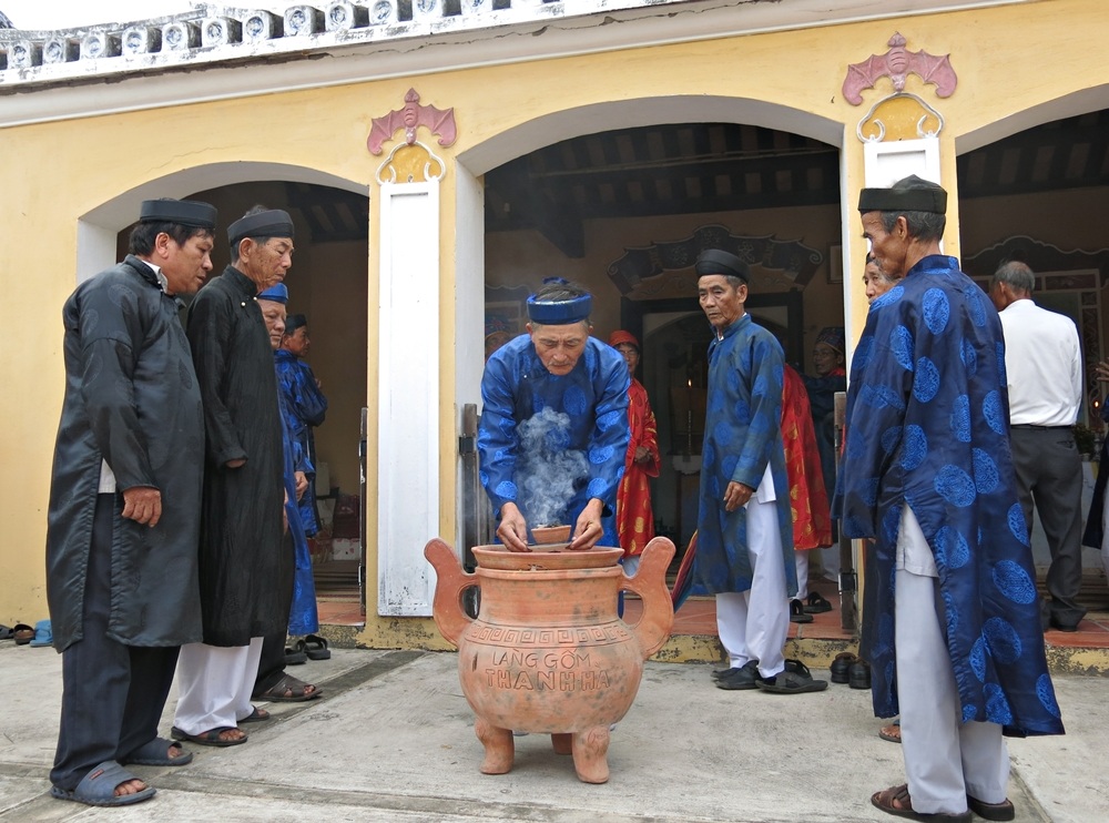 Các bô lão trong làng thực hiện các nghi thức lễ truyền thống