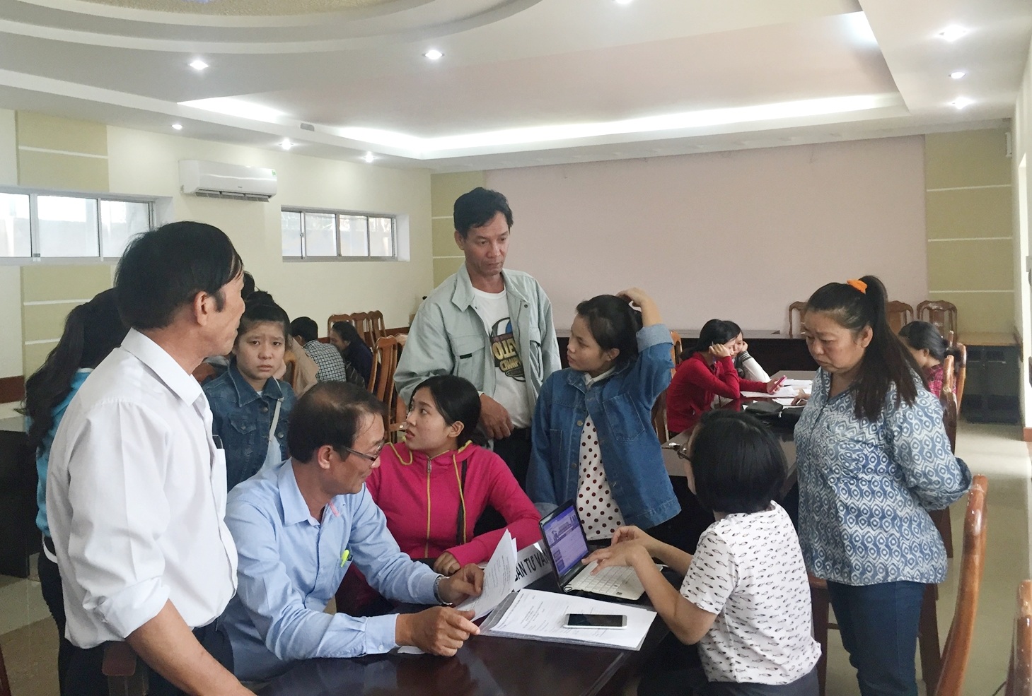 ĐH Đà Nẵng: 14/8 mới xét điểm chuẩn trúng tuyển đại học, cao đẳng đợt 1 - 1 Thí sinh và phụ huynh cùng con em đến ĐH Đà Nẵng để được tư vấn, hướng dẫn đăng ký xét tuyển đại học, cao đẳng