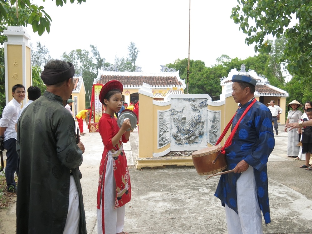 Người già trong làng bày cho lớp trẻ cách sử dụng các nhạc cụ truyền thống và nghi thức lễ hội